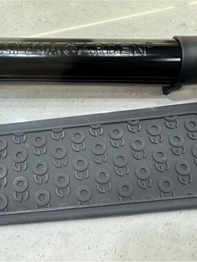 OLIVIA GARDEN 1 1/4 inch titanium and ion curling iron with heat mat